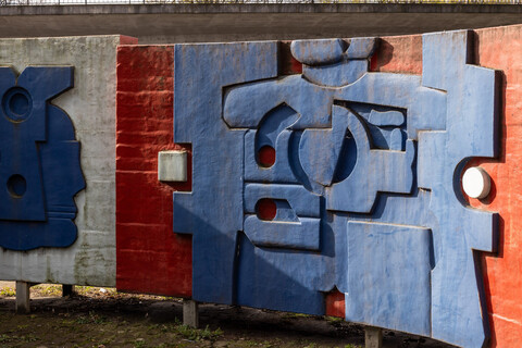 Bunte Skulpturenwand 