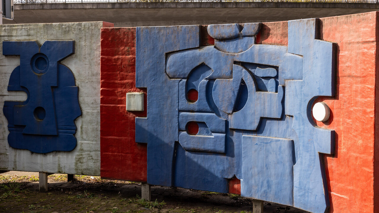 Bunte Skulpturenwand
