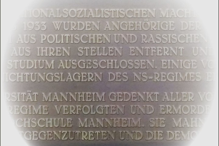 Erinnerungstafel zum Gedenken des Ausschlusses von Dozent*innen, Studierenden, Lehrbeauftragten und Beschäftigen, die 1933 aus politischen oder rassenideologischen Gründen von der Uni ausgeschlossen wurden. 