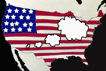 Ein Ausschnitt Nordamerikas, das Gebiet der USA wurde mit der Flagge der USA ausgemalt. Diese ist an einigen Stellen durchbrochen und mit weißen Denkblasen überdeckt.