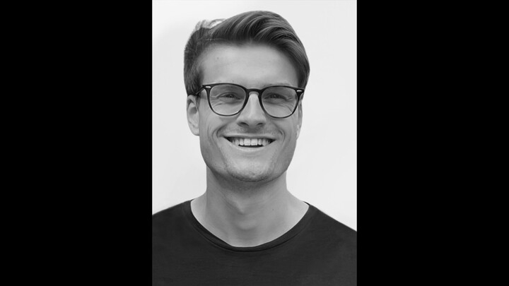 Porträtbild von Dr. Ulrich Karl Roschitsch in schwarz-weiß