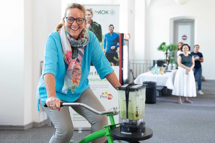 Mitarbeitende auf Smoothie Bike