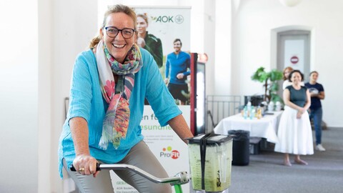 Mitarbeitende auf Smoothie Bike