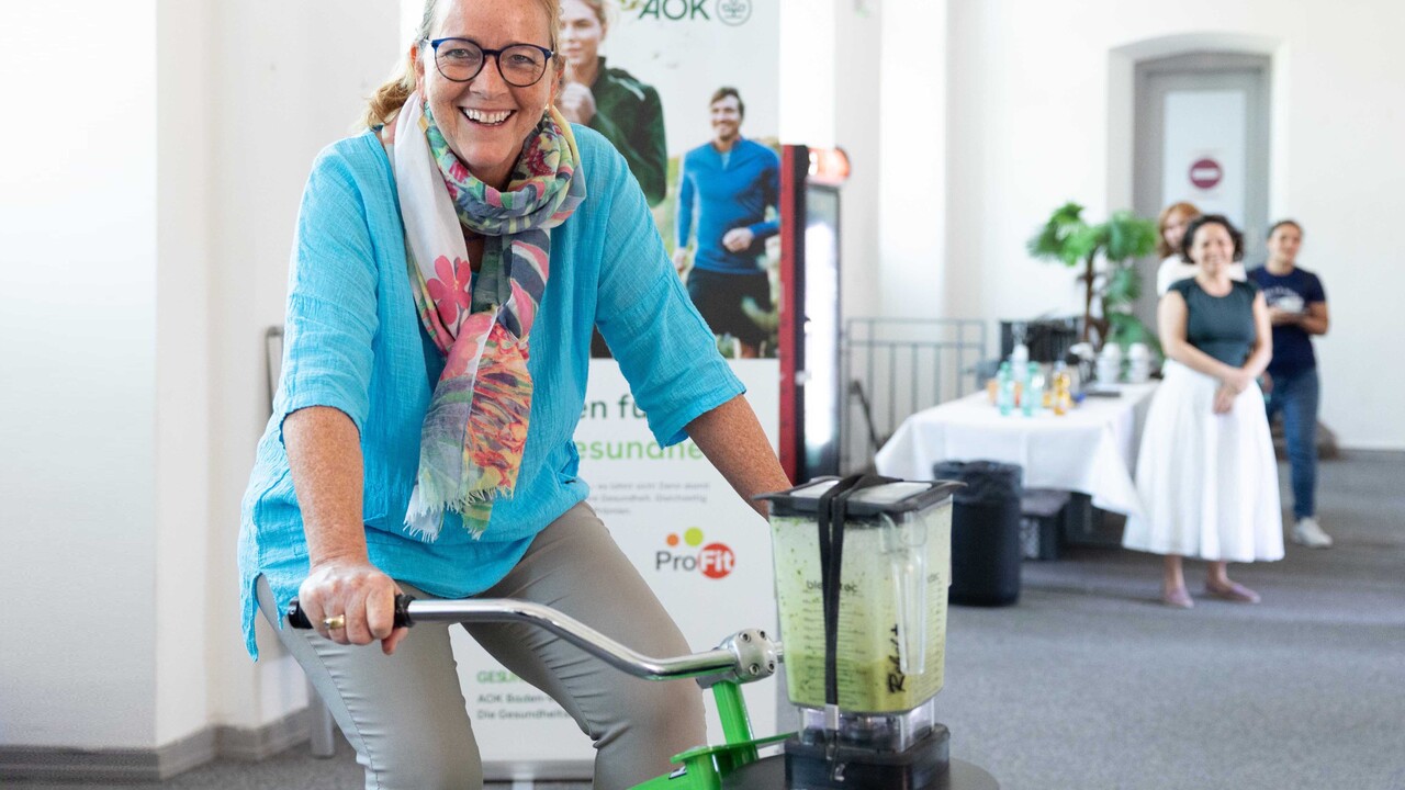 Mitarbeitende auf Smoothie Bike