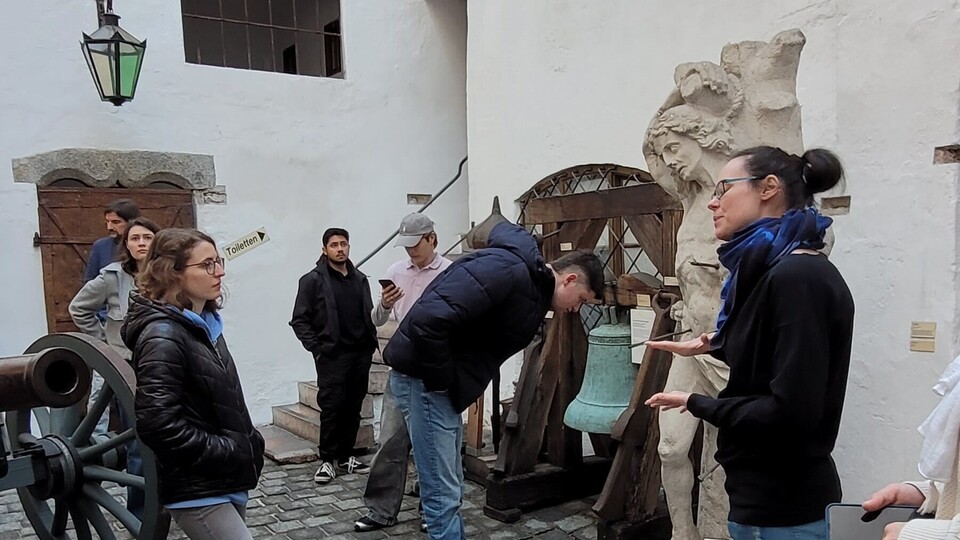 Mehrere Personen in einem überdachten Innenhof