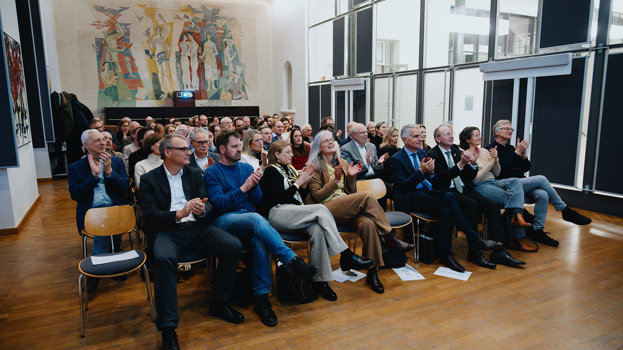 Die Eröffnungsfeier des Center for Advanced Studies (CAS) Mehrere Dutzend Personen sitzen in mehreren Reihen auf Stühlen.