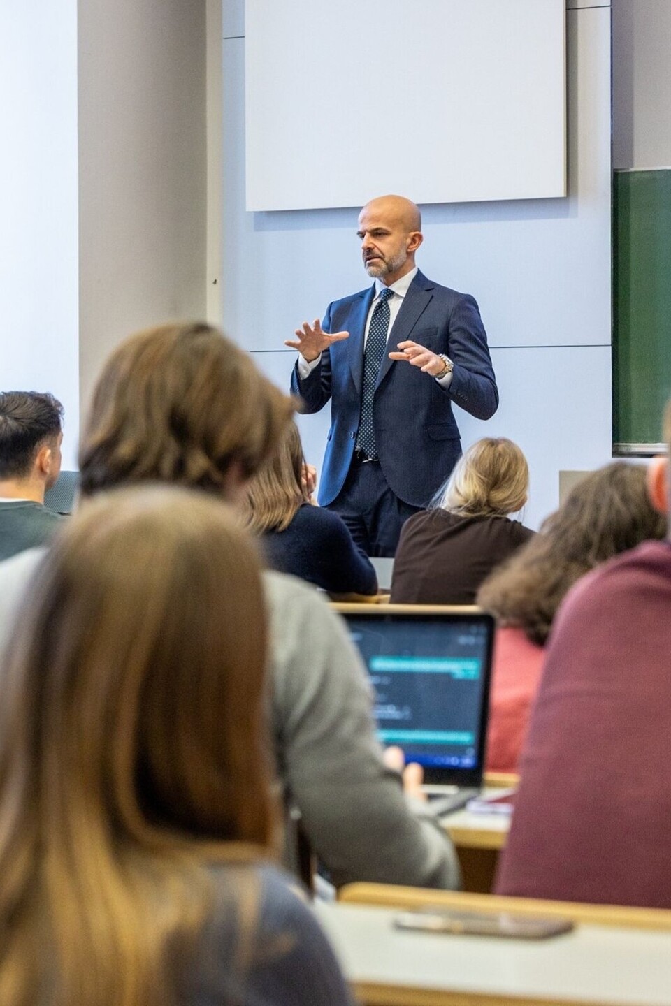 Foto in gut besuchtem Hörsaal mit Blick auf Vortragenden