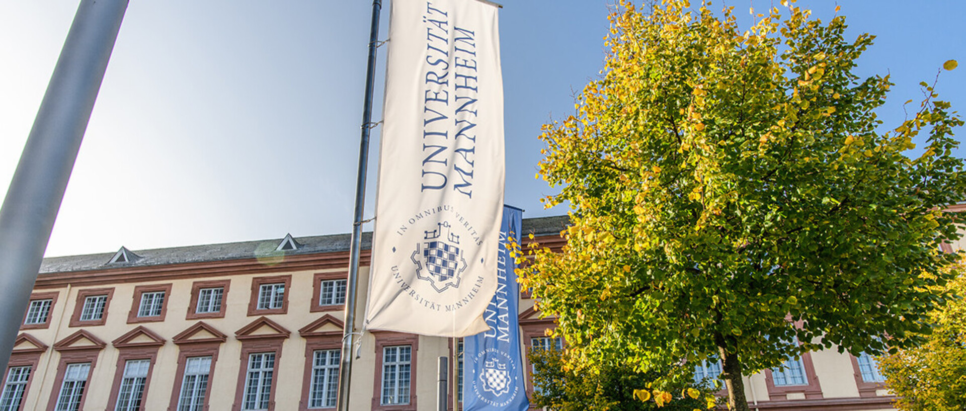 Der Haupteingang der Universität Mannheim.