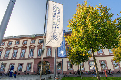 Der Haupteingang der Universität Mannheim.