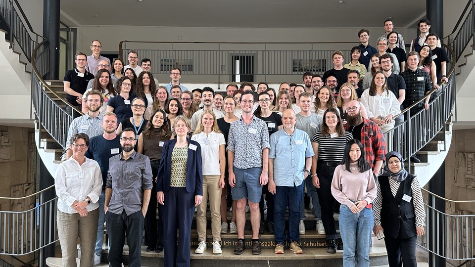 Picture showing many participants of the summer conference posing on the stairs in the Mannheim Palace.