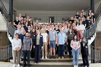 Picture showing many participants of the summer conference posing on the stairs in the Mannheim Palace.