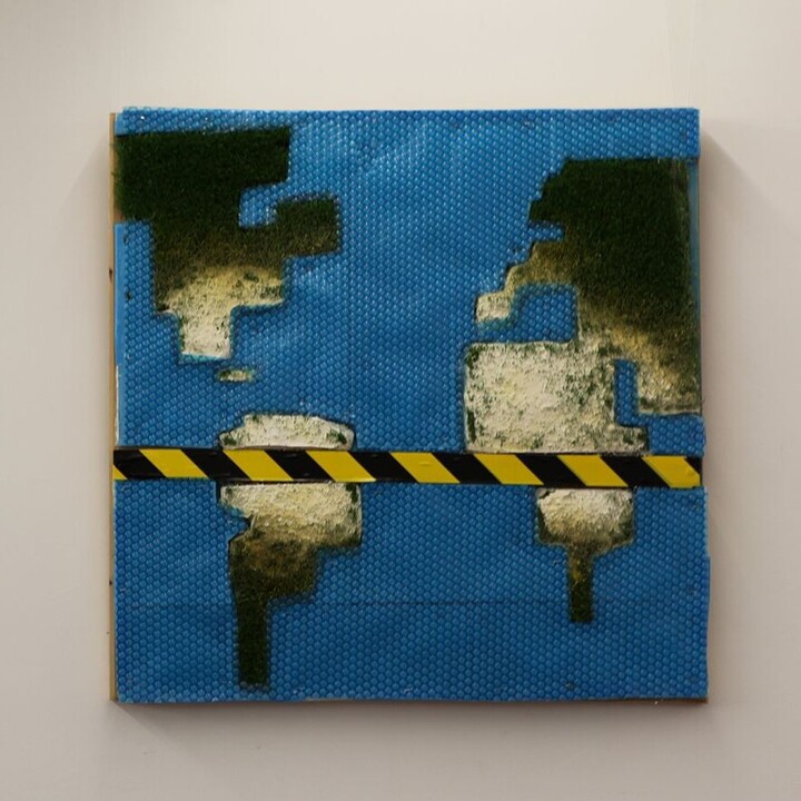 Zwei Kunstwerke, eines mit grauen Strukturen, das andere mit grau-grünen Elementen auf blauem Hintergrund und im Vordergrund ein schwarz-gelb gestreiftes Band
