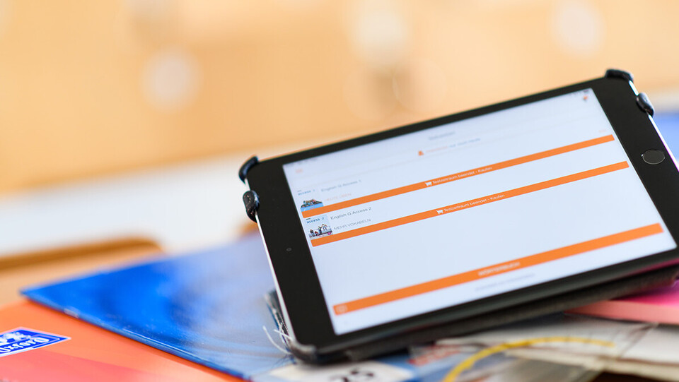 Ein Tablet liegt auf einem Schultisch