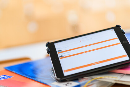 Ein Tablet liegt auf einem Schultisch