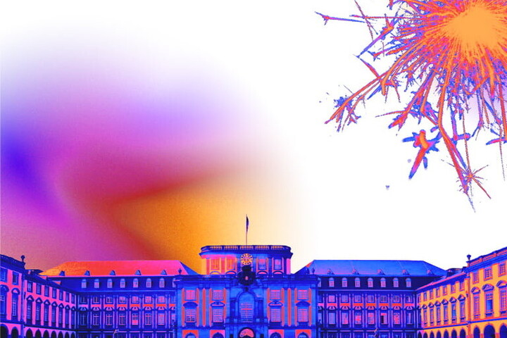 Das Mannheimer Schloss in orangenen und blauen Farben. Oben rechts die Funken einer Wunderkerze.