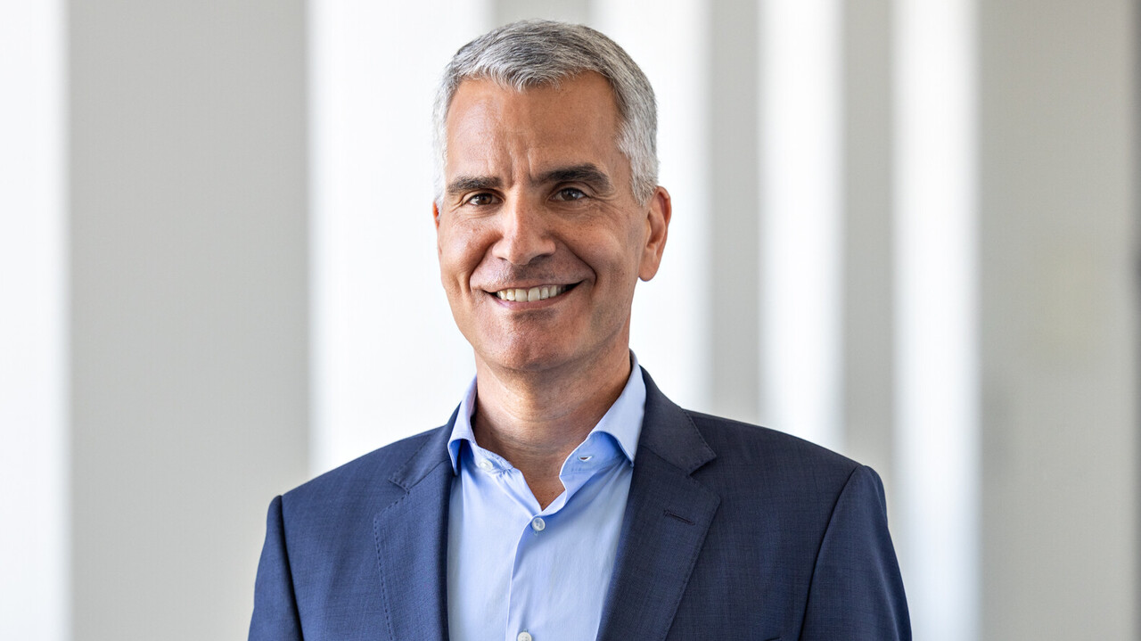 Rektor Prof. Dr. Thomas Fetzer, LL.M. (Vanderbilt) Prof. Dr. Thomas Fetzer trägt ein dunkelsblaues Sakko und ein hellblaues Hemd. Er hat kurzes graues Haar und lächelt.