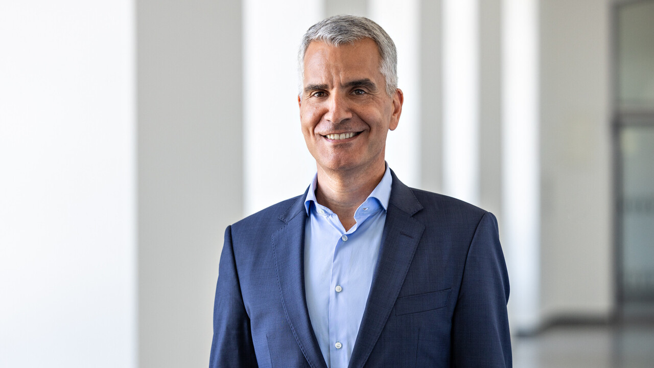 President Professor Thomas Fetzer, LL.M. (Vanderbilt) Prof. Dr. Thomas Fetzer trägt ein dunkelsblaues Sakko und ein hellblaues Hemd. Er hat kurzes graues Haar und lächelt.