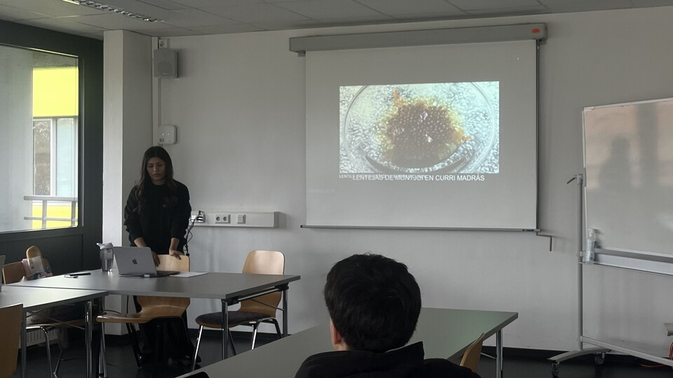 Studierende des PS Landeskunde hält Vortrag zur kulinarischen Kultur Kataloniens 