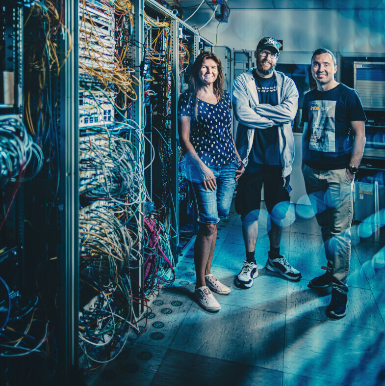 Mitarbeitende der Universitäts-IT im Serverraum