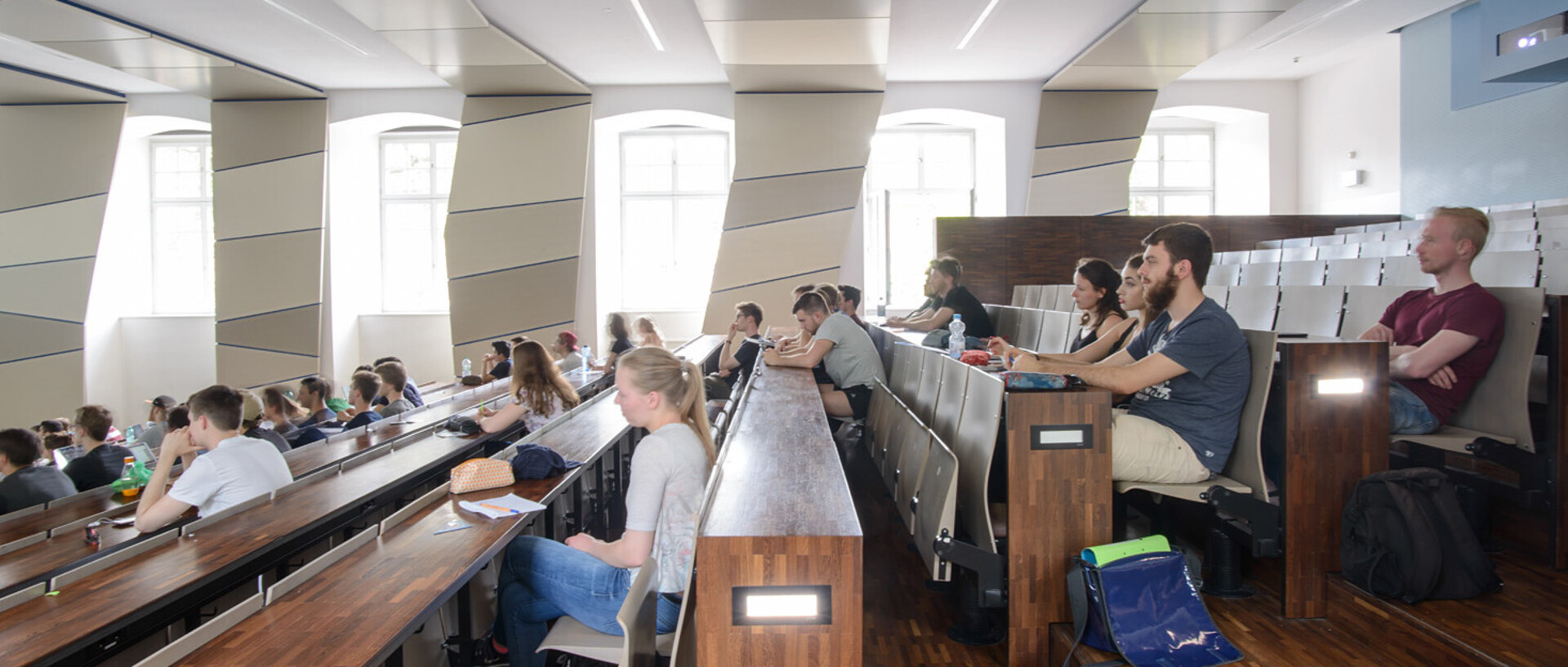 Studierende sitzen in einem Hörsaal.