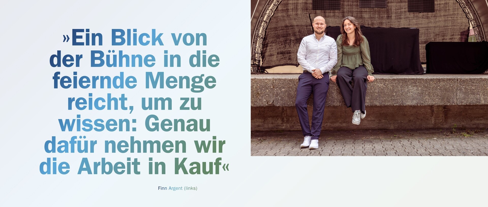 Finn Argent und Emma Potocnik sitzen auf der Bühne des Mannheimer Schneckenhofs. Daneben steht ein Zitat von Argent: "Ein Blick von der Bühne in die feiernde Menge reicht, um zu wissen: Genau dafür nehmen wir die Arbeit in Kauf."