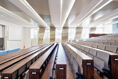 Ein leerer Hörsaal.