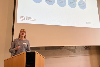 Person am Rednerpult bei der InnoMA-Abschlussveranstaltung mit Präsentationsfolie im Hintergrund.