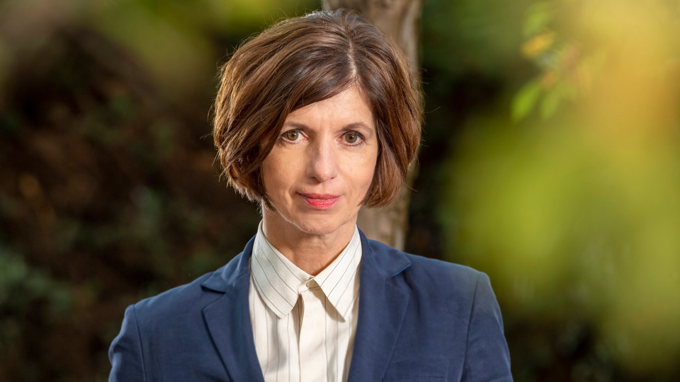 Portrait von Jutta Allmendinger. Sie trägt einen blauen Blazer über einer weißen Bluse.