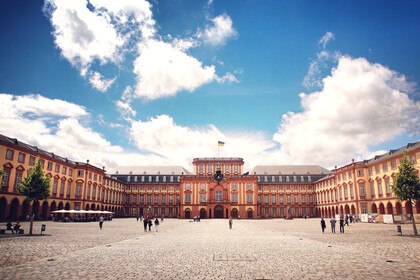 Universität Mannheim mit Ehrenhof an einem bewölkten Tag