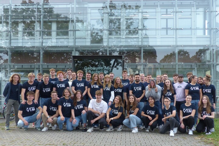 Die Fachschaft der Informatik und Mathematik (FIM) vor dem Uni-Gebäude A5