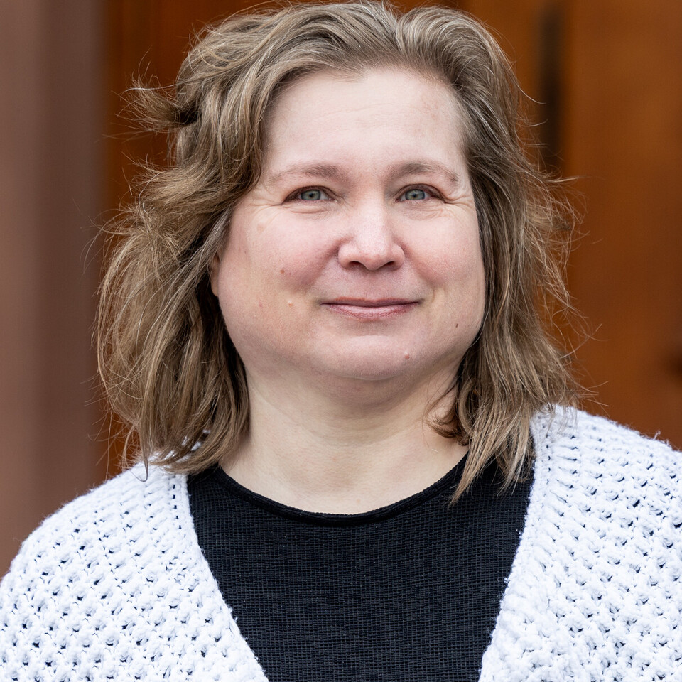 Portraitfoto von Prof. Dr. Lesia Horodenko. Sie trägt ein schwarzes Oberteil und eine weiße Strickjacke.