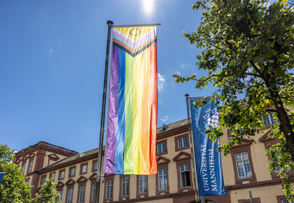 Die Progress-Flagge und die Flagge der Universität wehen vor dem Mannheimer Schloss.