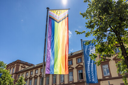 Die Progress-Flagge und die Flagge der Universität wehen vor dem Mannheimer Schloss.