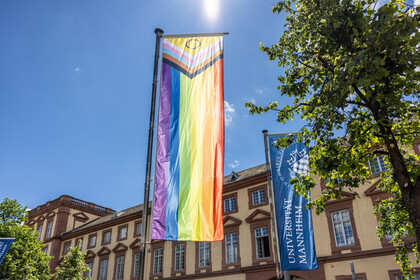 Die Progress-Flagge und die Flagge der Universität wehen vor dem Mannheimer Schloss. 