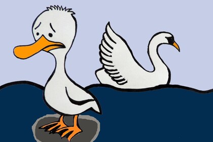Im Hintergrund ein weißer Schwan auf dem Wasser, im Vordergrund auf einer grauen Scholle eine weiße traurig aussehende Ente