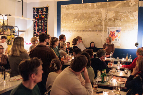 Prof. Dr. Jutta Mata hält vor einem großen, interessierten Publikum einen Vortrag in der Odeon Bar.