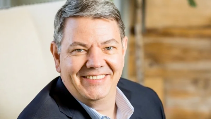 Torsten Pieper hat kurze graue Haare. Er trägt ein hellblaues Hemd und ein dunkles Jackett.,