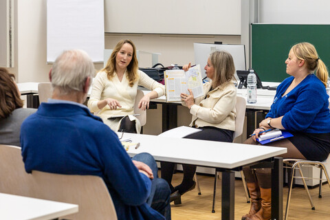 Gesprächsrunde bei einer Vernissage im Seminarraum.