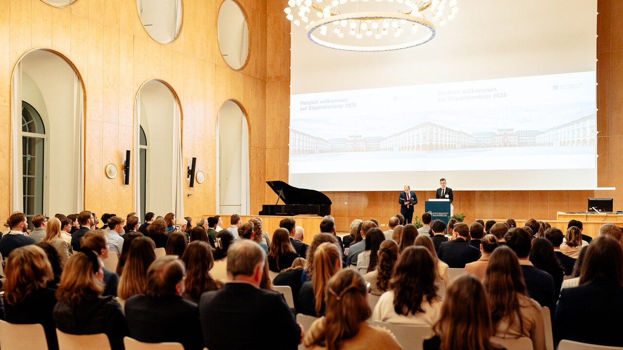 Moderatoren Felix Haas und Tomas Muça (Deutschlandstipendiaten)