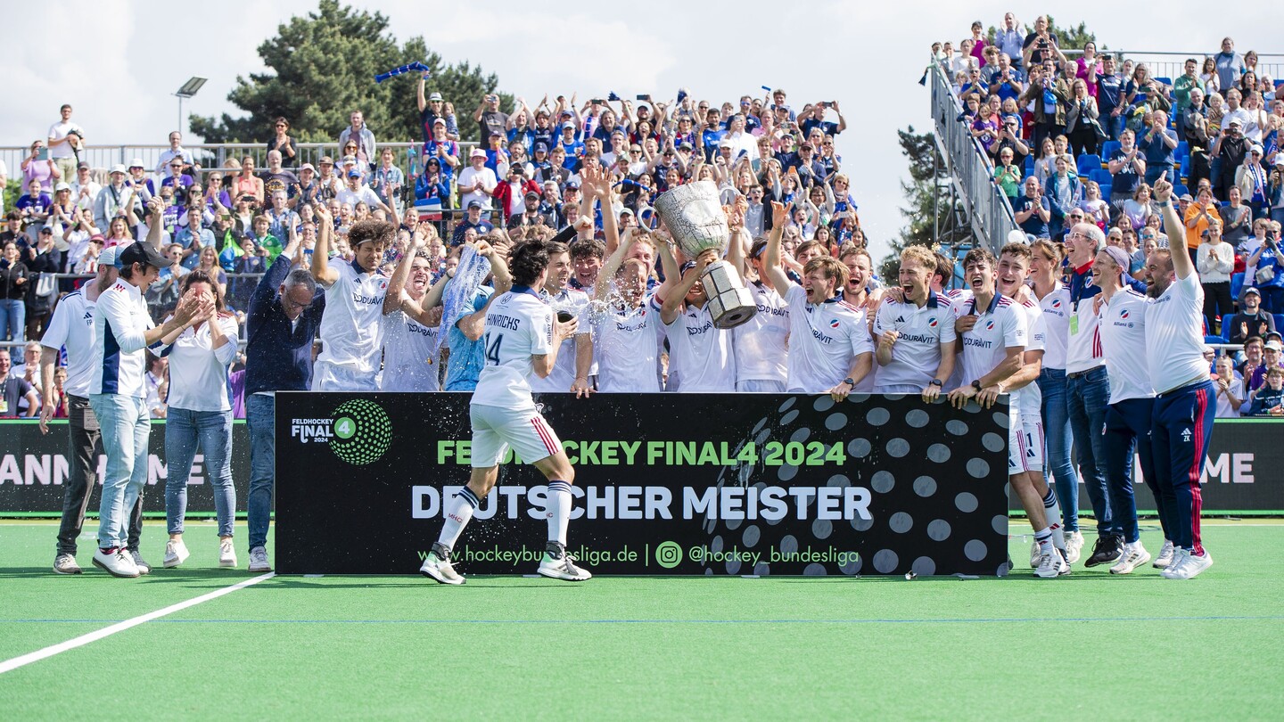 Student und Hockeyspieler Raphael Hartkopf feiert mit der Herren-Hockey-Mannheim den Meistertitel.