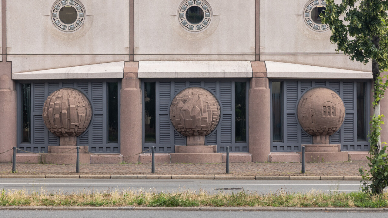 Gebäude mit Steinkugeln