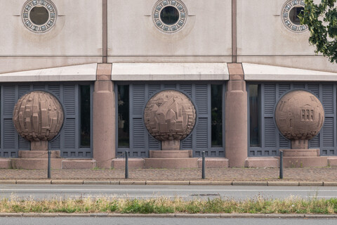Gebäude mit Steinkugeln 