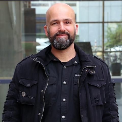 Heiko Paulheim vor einem Gebäude. Er trägt eine schwarze Jacke über einem schwarzen Hemd.