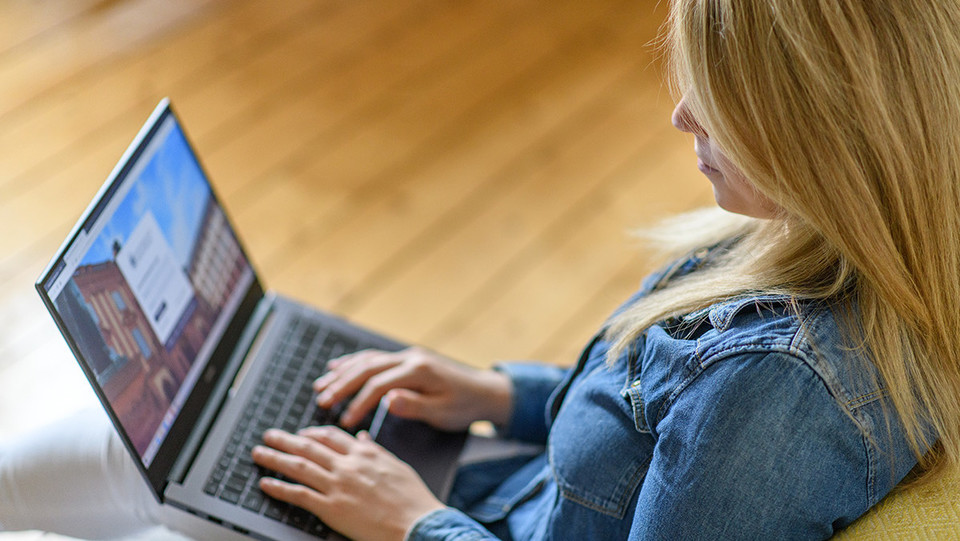 Eine Studentin arbeitet an ihrem Laptop.