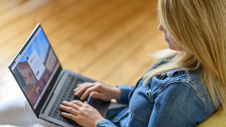 Eine Studentin arbeitet an ihrem Laptop.