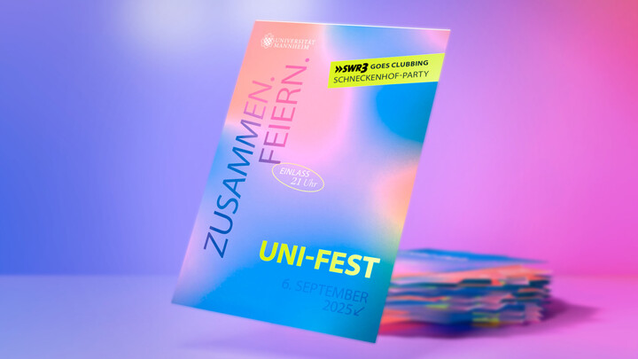 Das Ticket zur Party des Uni-Fests. Es ist blau und rosa und darauf steht "ZUSAMMEN.FEIERN." und "Uni-Fest."