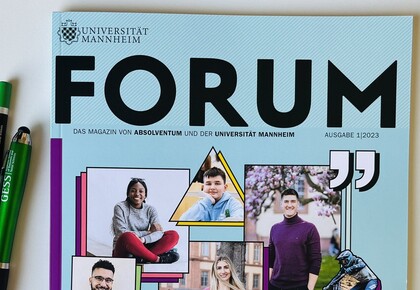 The paper edition of the newest Forum is shown. The edition is light blue.