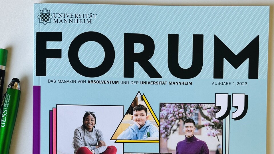 The paper edition of the newest Forum is shown. The edition is light blue.