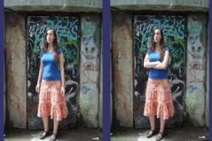 Zwei nebeneinander gesetzte Fotos zeigen dieselbe Frau mit langen braunen Haaren, einem blauen Top und rötlichen Rock. Auf dem linken Foto hängen ihre Arme locker nach unten, auf dem rechten sind sie verschränkt.