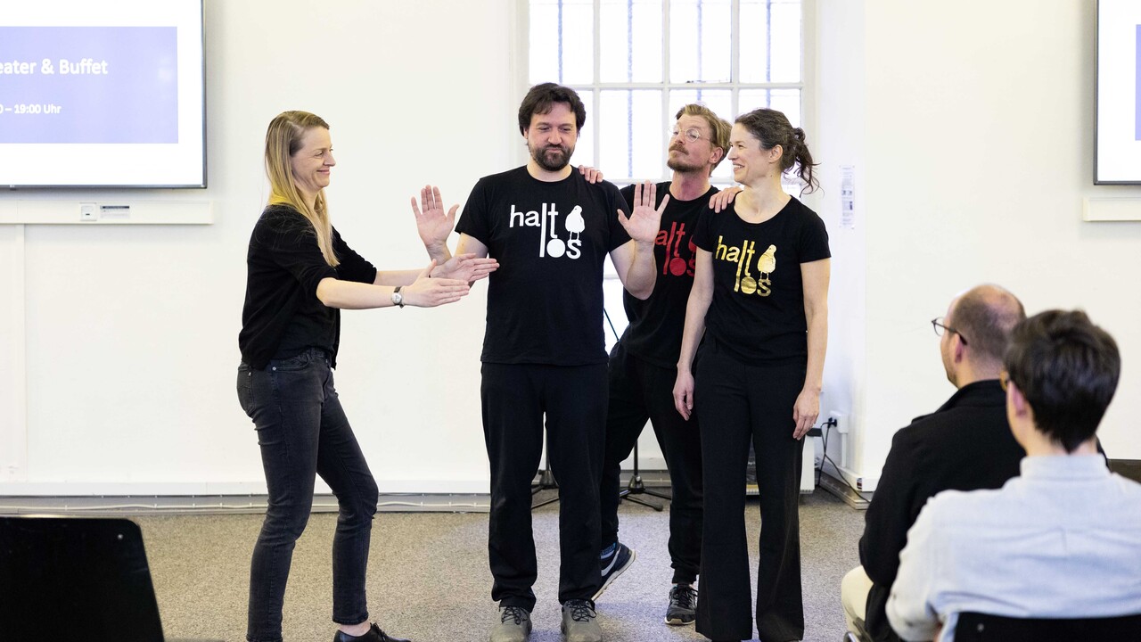 Vier Schauspielende der Improtheatergruppe Haltlos haben einen Auftritt beim Tag der Lehre.